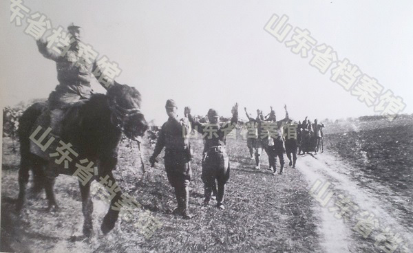 被围困在鲁南津浦铁路沿线的日军，按照铁道大队的命令，走出铁甲列车，正在向投降地点集中.jpg