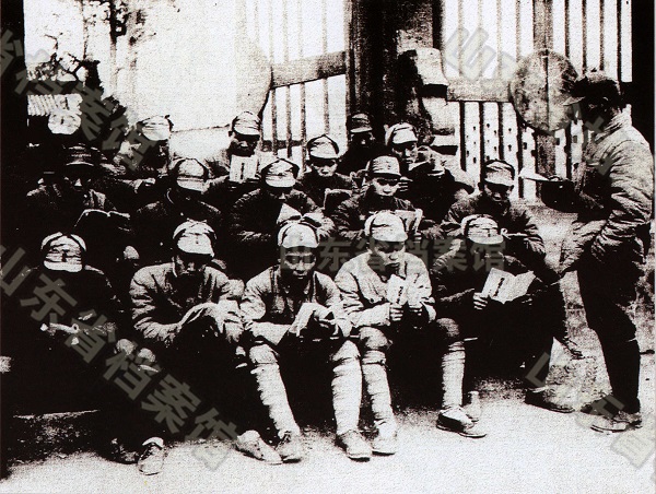 1411788762577916.jpg 梁山歼灭战中,我军俘日军20多人,日俘本桥等人组成了觉醒同盟。1944年5月成立了“日本人民解放同盟山东分会”。解放联盟成员集体学习冈野进的《民主日本建设》(.jpg