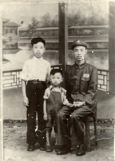 1951年在杭州，爸爸身着人民解放军军装，带随妈妈刚从山东老家到杭州的大哥和我拍的一张十分珍贵的照片.jpg