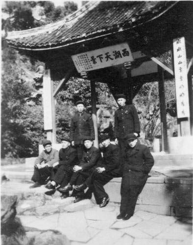 1954年，在杭州岳坆，爸爸同胡兰华等杭州铁路公安处的同事合影.jpg