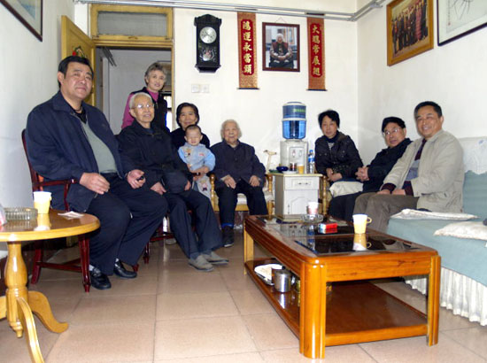 2008年3月，爸爸带家人最后一次回山东老家探亲回来时，专门到济南看望老战友杨锡生的遗孀杨妈妈.jpg