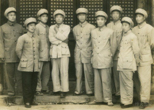 1950年鲁中南公安局9人摄于临沂500.jpg