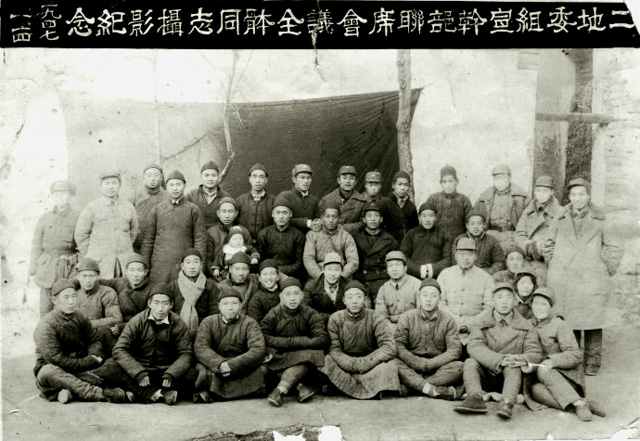 1947年2地委组宣干部合影.jpg