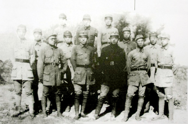 1941年6月田守尧旅长（前左二）考察阜宁大队，大队长谢振华 （前左四）.jpg