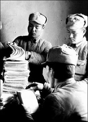 在华日本人反战同盟成员正在编发反战宣传品.jpg