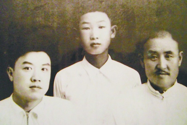 1425376139154785.jpg 1936年,杨守先(中)与父亲杨荆石(左)在济南合影。.jpg