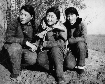 1437922645397183.jpg 抗战初期的阮若珊(右二).jpg
