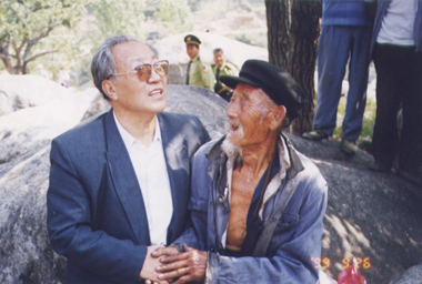 1437925958768117.jpg 傅泉同志与“小调诞生地”的老房东合影.jpg