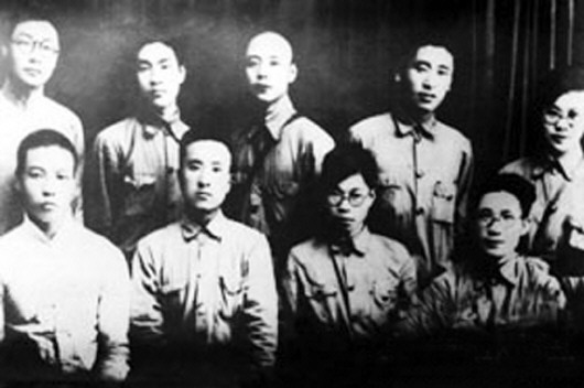 抗战初期于克恭(前排左一)与战友合影.jpg