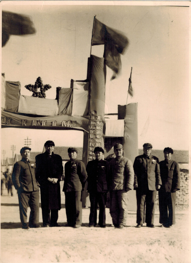 背后写的是“这是54年参加全国人民慰问人民解放军与山东屯垦部队的照片“-----.jpg