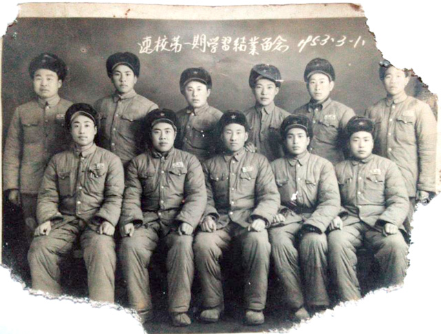 图右一为爷爷，地点应为朝鲜640.jpg