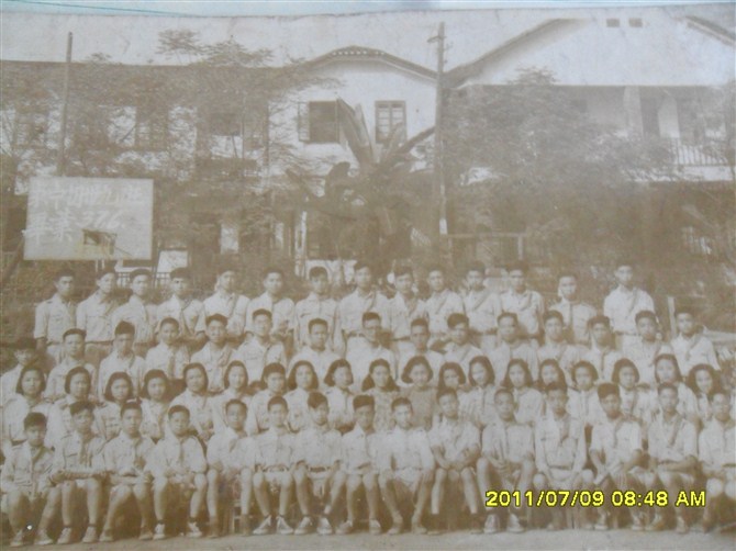 此相片是重庆求精中学初三十九班毕业留影，摄于一九四八年（民国三十七年六月）.jpg