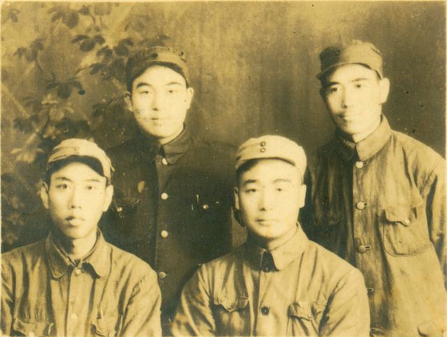 抗日时期的战友情（前排左一：父亲）_副本.jpg