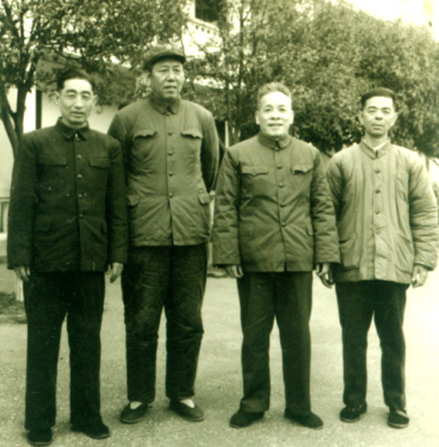父亲（左二）与他的亲密战友（左一原广西军区副参谋长耿秀文），左二（原广西军区副司令员秦世勉）.png
