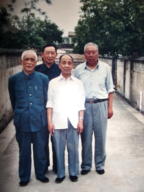 离休后的父亲与当年参加解放海南岛战役的四野战友合影，后排右一：父亲.jpg