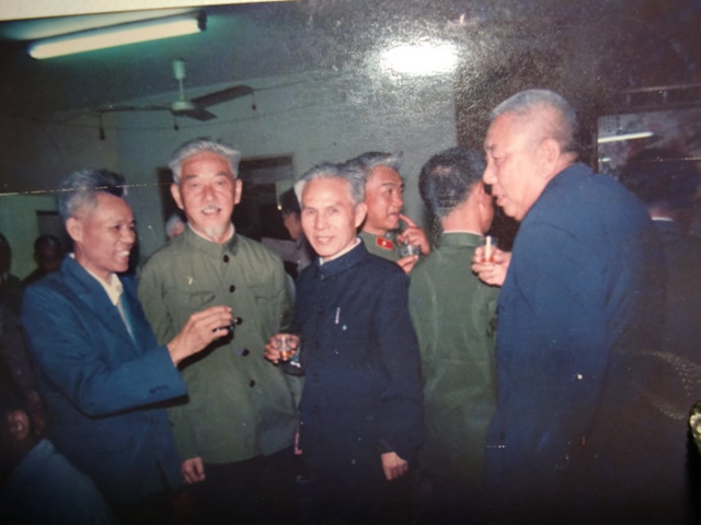 当年四野127师参加辽沈战役的部分战友在桂林聚会，右一父亲：）.jpg