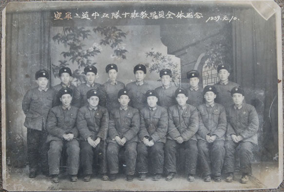 王守香和空军12师的战友合影.jpg