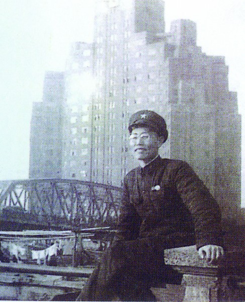 1949年接管上海后，刘少傥担任上海市公安局第一任治安行政处处长时在外滩公园留影。（.jpg