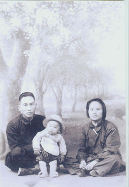 赵杰夫妇1946年与长子赵建军.jpg