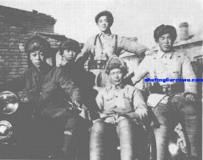 刘兴元（前排中）在东北（1945.12.）.jpg