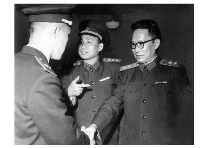 1967 年，李天佑（右二）、刘兴元（右一）在广州接见外国军事代表团.jpg