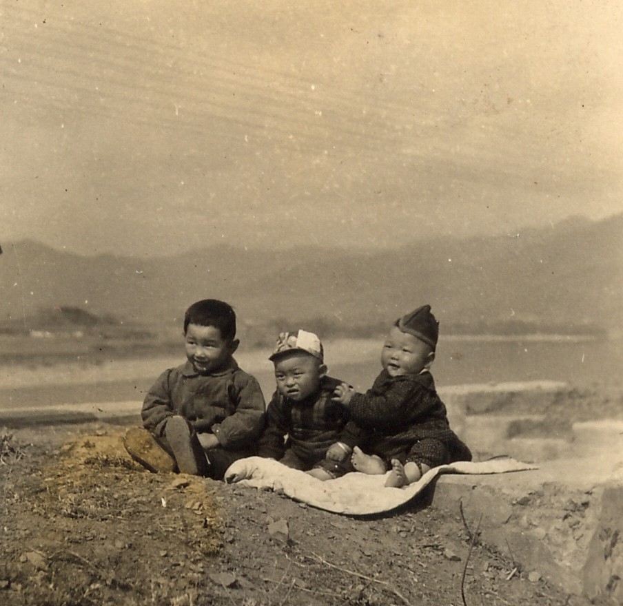 1946年冬母亲和她的两个战友抱着她们的孩子坐在窗前-2.jpg