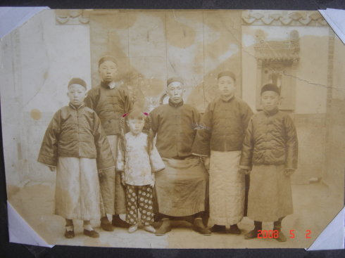 中间坐者是爷爷刘延龄（字益之）,左二是大爷刘振声,右二是二大爷刘振邦,右一是我爹刘柏若(原名刘振家,又名刘伯若),左一是四叔刘振民或五叔刘振武摄于约1933年，大连.jpg