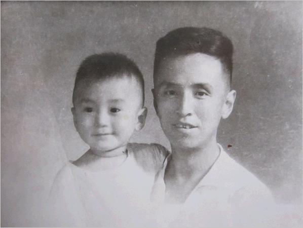 我两岁，我爹抱着我，我们是在北京公主坟商场那儿理完发后照的，我的发型在那时是最时髦的.jpg