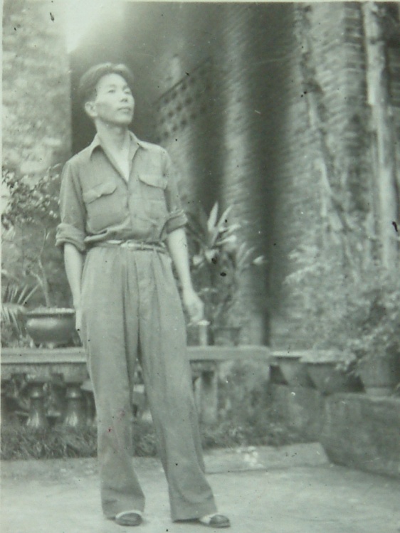 51年父亲于广东.jpg