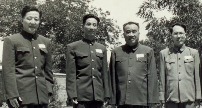 1954年6月朱德同志接见即将出国访问的中国人民解放军总政歌舞团领导成员（左一为父亲）.jpg