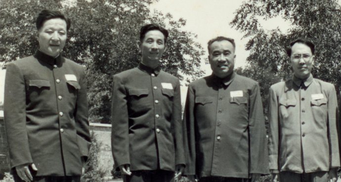 1466787812100324.jpg 1954年6月朱德同志接见即将出国访问的中国人民解放军总政歌舞团领导成员(左一为父亲).jpg