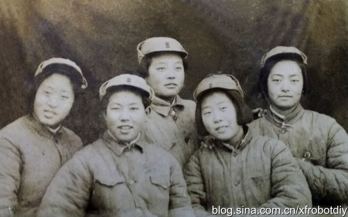 妈妈在新四军华东通讯学校时和她的战友们.jpg