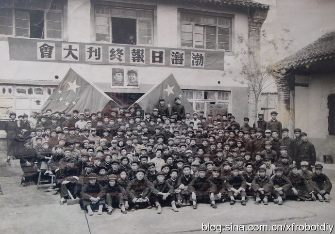 妈妈在渤海日报社电台任报务员，此片是渤海日报撤销时终刊大会全体工作人员合影留念，第三排中间穿白色军装的是妈妈！会后妈妈跟随爸爸调到济南，爸爸在济南市委任谷牧市长的机要秘书，妈妈在山东军区政治部电台任报务员！.jpg