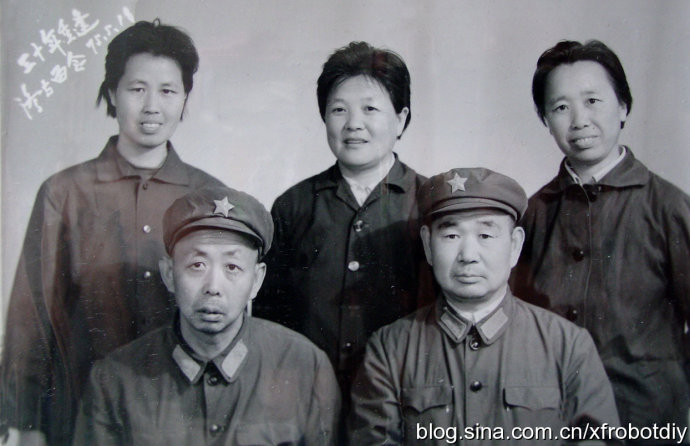 1975年5月文革后期，妈妈与30年前老战友重逢拍照留念.jpg