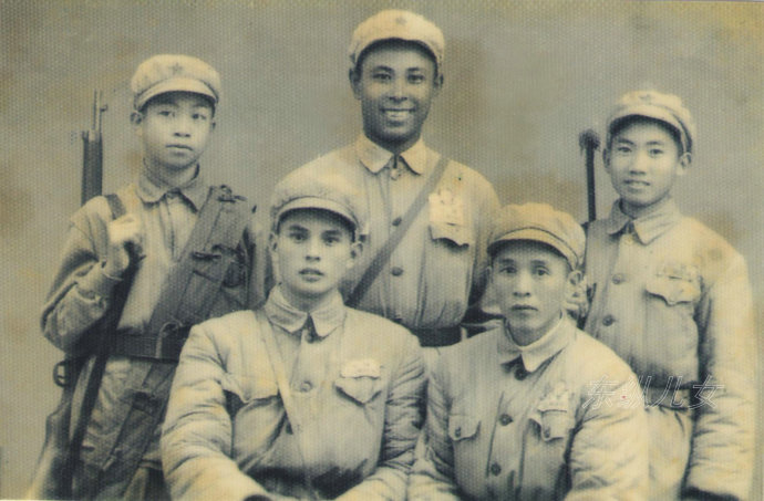 这张照片1950年12月在中山石岐与东纵战友观通连连长李昌（前左一）和二炮营营长（前右一）莫自强的合照.jpg