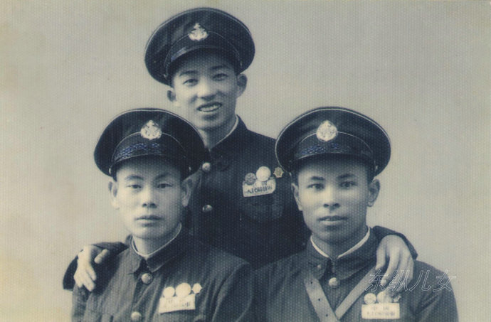 这张照片是1951年5月被中南海军评为海岛建设模范连队时在珠海唐家湾与东纵战友指导员陈浩（左一）和二炮营教导员李宇光（中间）的合照。.jpg