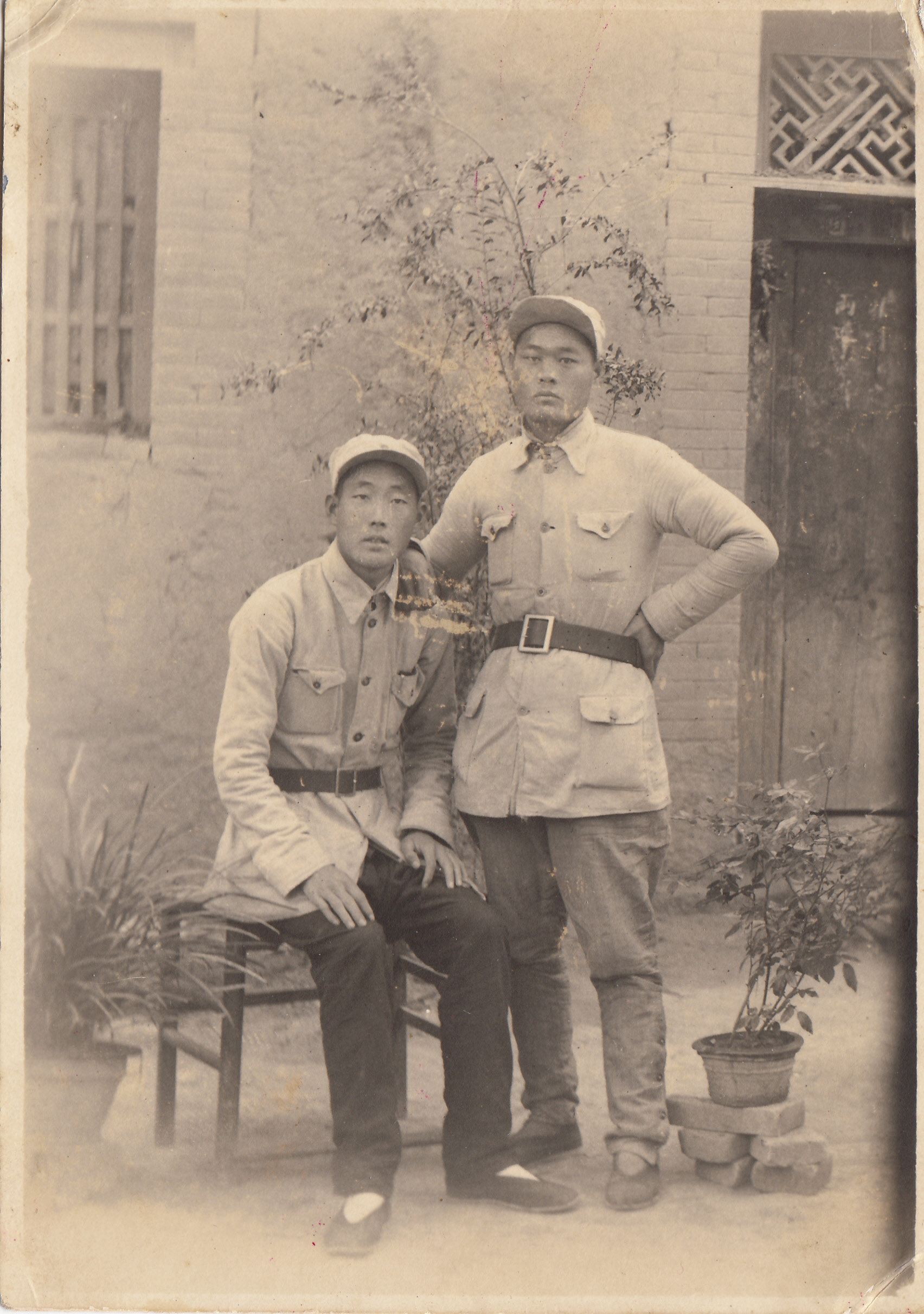 1945年父亲（左）在泰西军分区教导大队与战友王培章合影.jpg