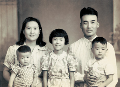单洪（后排右一）全家福，1951年夏摄于南京军事学院。.jpg
