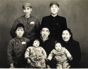 李勤奉与薛新民阿姨家人的照片.bmp