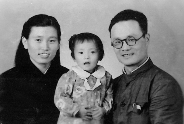 爸爸、妈妈、晓云50年代初摄于玉溪.jpg