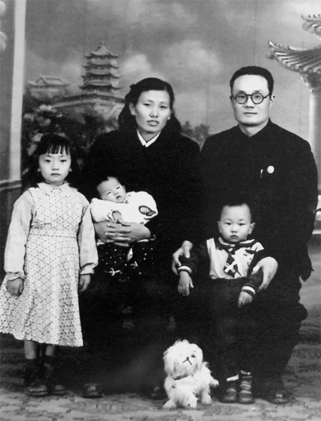 1954年底晓云滇昆志红马丽与爸妈摄于昆明.jpg