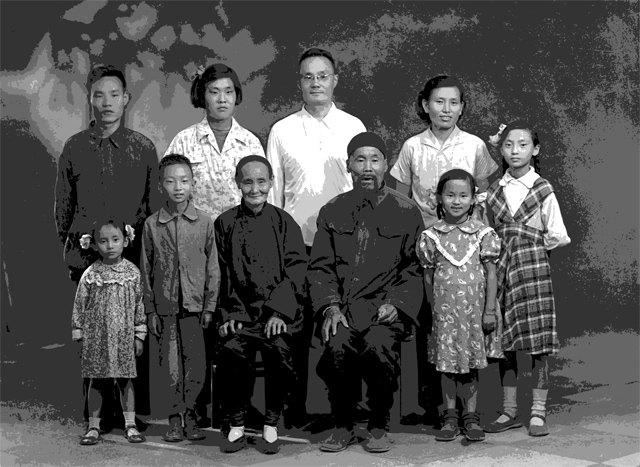 后排左起：忠良、小姑、爸爸、妈妈； 前排左起：马丽、滇昆爷爷、奶奶、志红、晓云 1961年摄于昆明.jpg