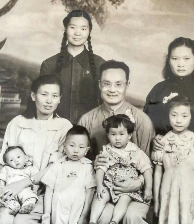 1956年6月晓云滇昆志红马丽与爸妈摄于昆明.jpg