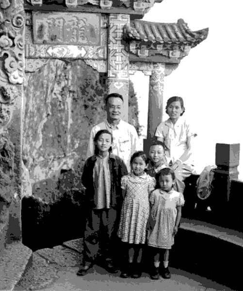 1960年全家摄于西山龙门.jpg
