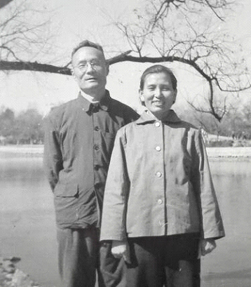 爸爸妈妈1973年摄于翠湖.jpg