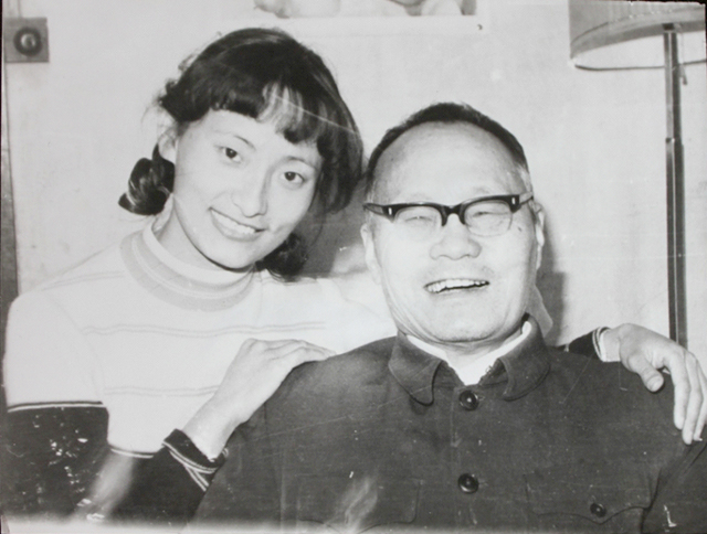 1981年马丽和爸爸摄于干休所家中.jpg