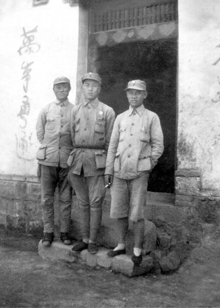 1939年9月，山东纵队政委黎玉送胡奇才到山东纵队第4支队接任政委时，与第4支队司令员廖容标合影。左起胡奇才、黎玉、廖容标.jpg