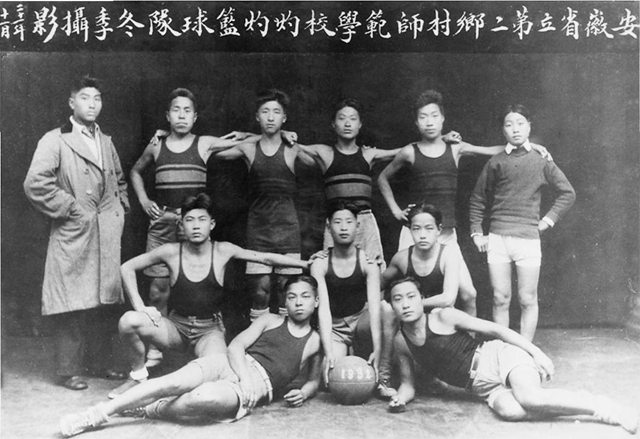 1932年11月摄于蚌埠，前排左为刘白涛，后排左3为时生.png