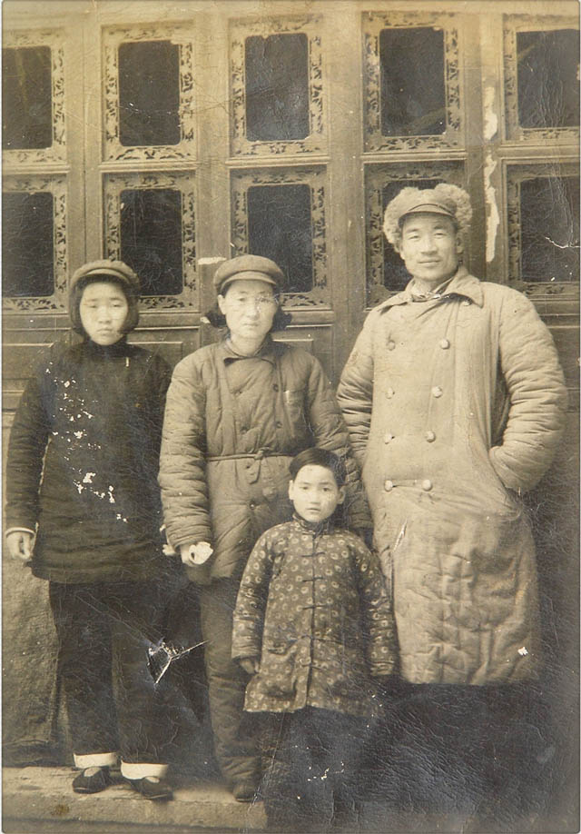 王绪生、张玉芝和大女儿、二女儿在海宁斜桥640.jpg