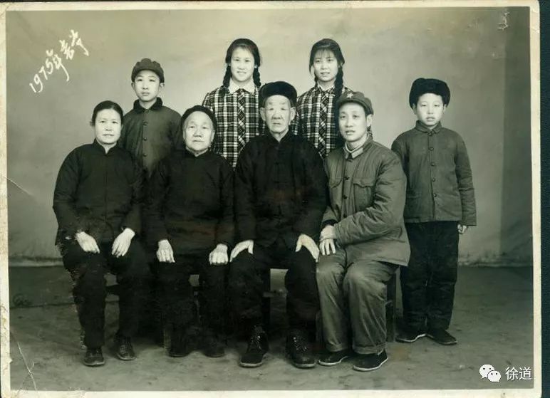 1975年春节全家合影.jpeg